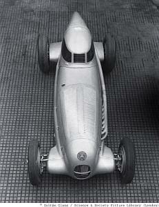  Sculpture of speed, photographed by Zolt&aacute;n Glass: The record-breaking version of the W 25 racing car was fitted with an aerodynamic hood over the driver&rsquo;s seat. In this vehicle Rudolf Caracciola established numerous records, beginning in October 1934 in Gy&oacute;n, Hungary, where he clocked 317.5 km/h over one kilometre and 316.6 km/h with a flying start.